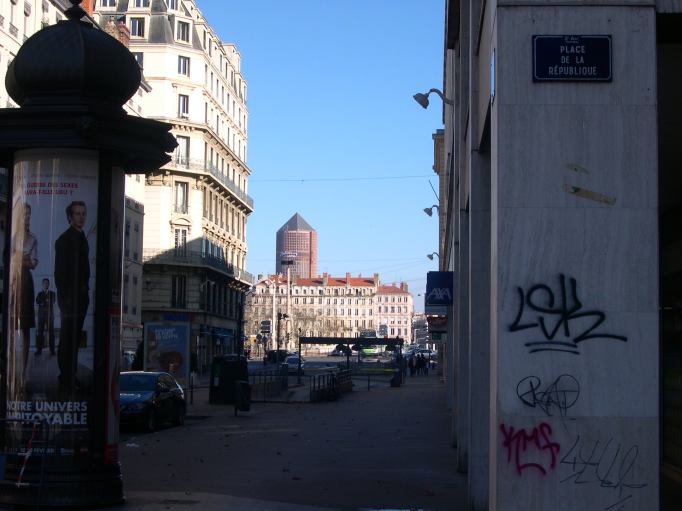  Vue de la tour de la part Dieu depuis la place de la République
